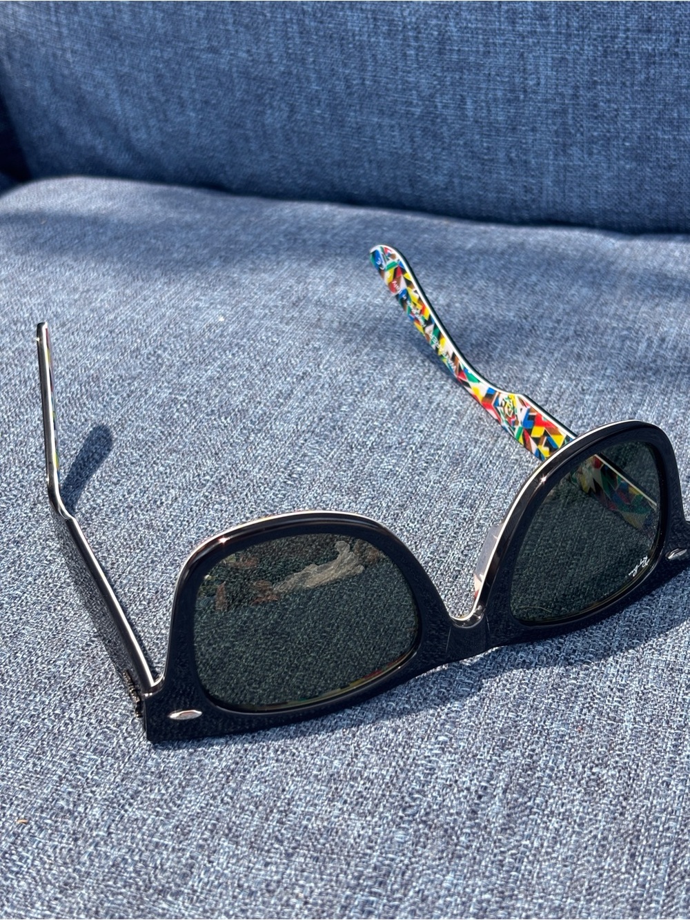 Ray-Ban Black Wayfarer Sunglasses with Multicolor Patterned Interior